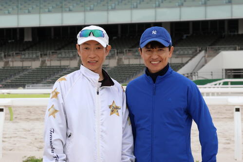 大井競馬場の調教と厩舎の見学に訪れた韓国のムン・セヨン騎手（右）と案内した大井の藤田輝信調教師
