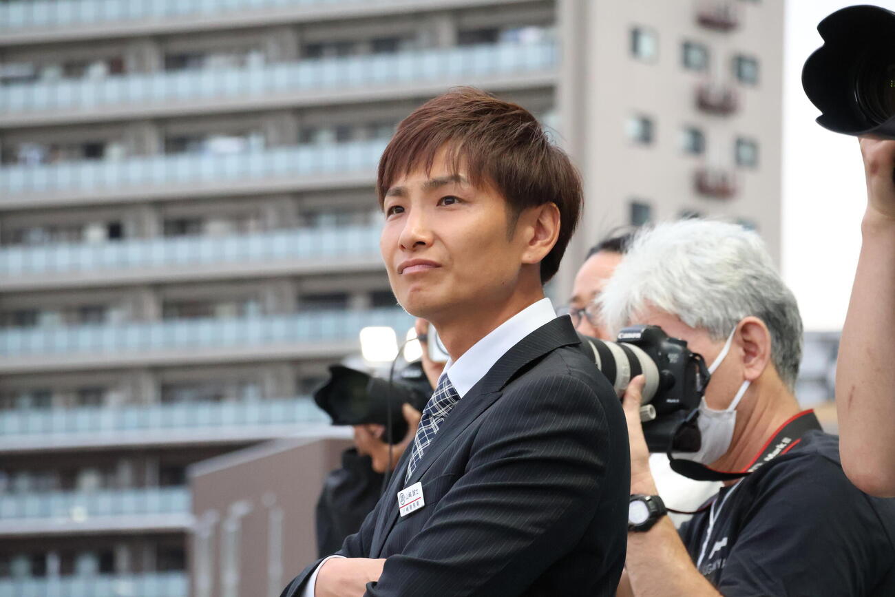 カメラマンが並ぶゴール前で管理馬のレースぶりを見届ける山崎誠士調教師