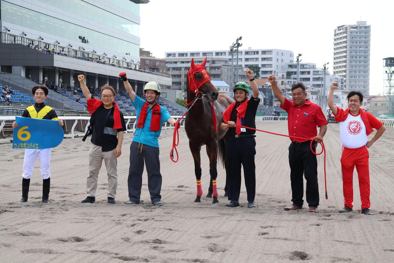 14日、浦和4Rでデビュー戦を勝利し記念撮影に納まるウノキボンバイエと同馬を管理する宇野木博徳調教師（右から2人目）。右端は応援した小沢宏次調教師
