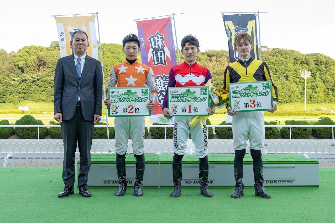 11日の里帰りジョッキーズCで総合優勝を果たし第1位のプレートを持つ大井の和田譲治騎手（佐賀県競馬組合提供）