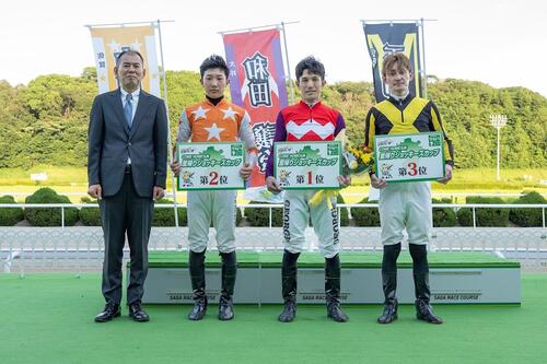 11日の里帰りジョッキーズCで総合優勝を果たし第1位のプレートを持つ大井の和田譲治騎手（佐賀県競馬組合提供）