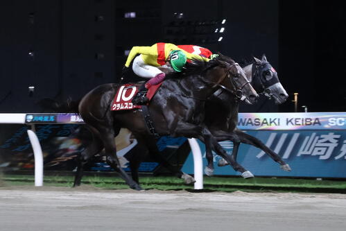 7月28日、内から伸びたロックシュガー（奥）を鼻差で退け芙蓉賞を制したクラムスコイと笹川翼騎手（手前）