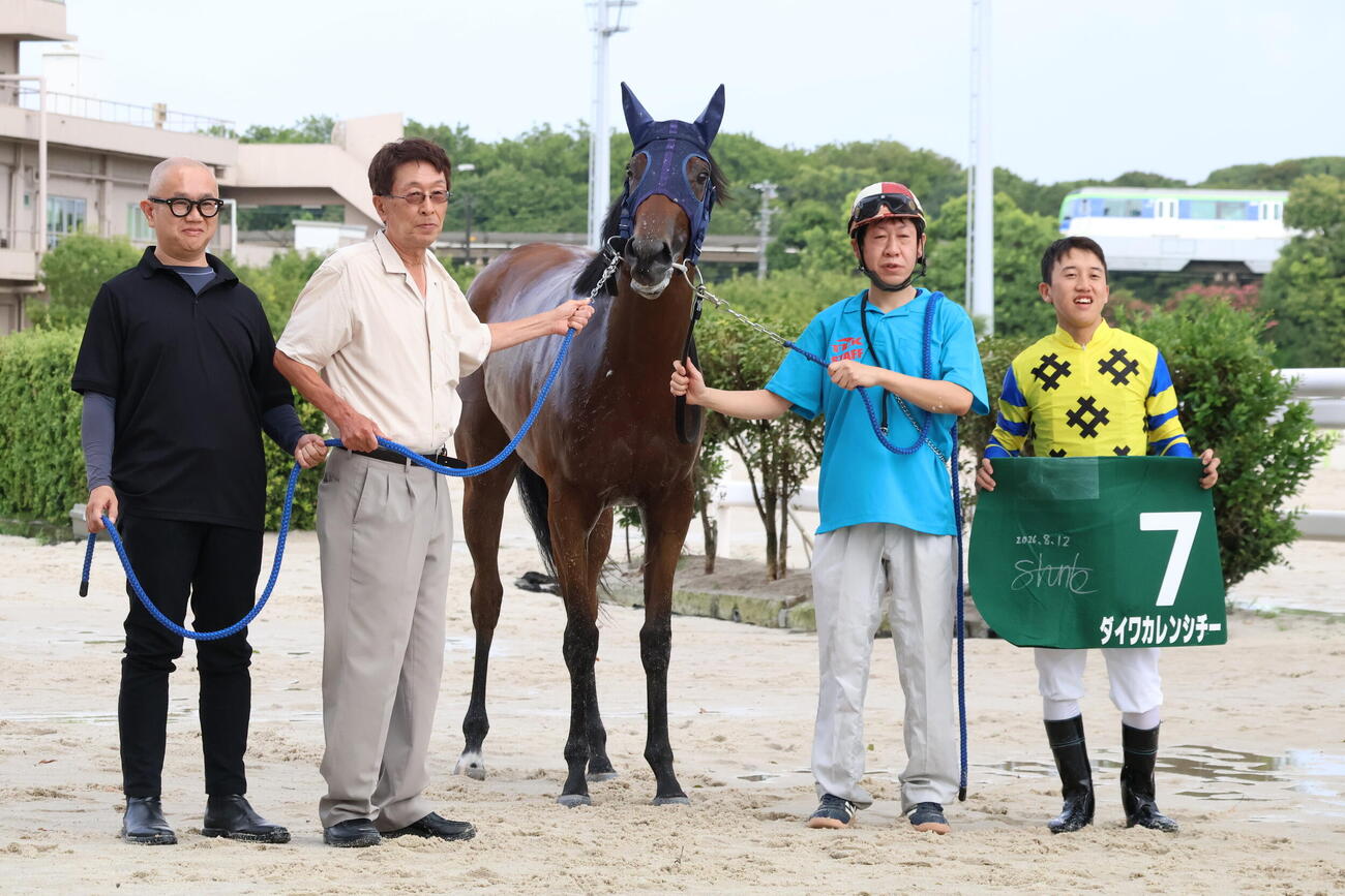 12日の新馬戦を制したダイワカレンシチーと記念撮影に納まる大井の小野俊斗騎手（右端）