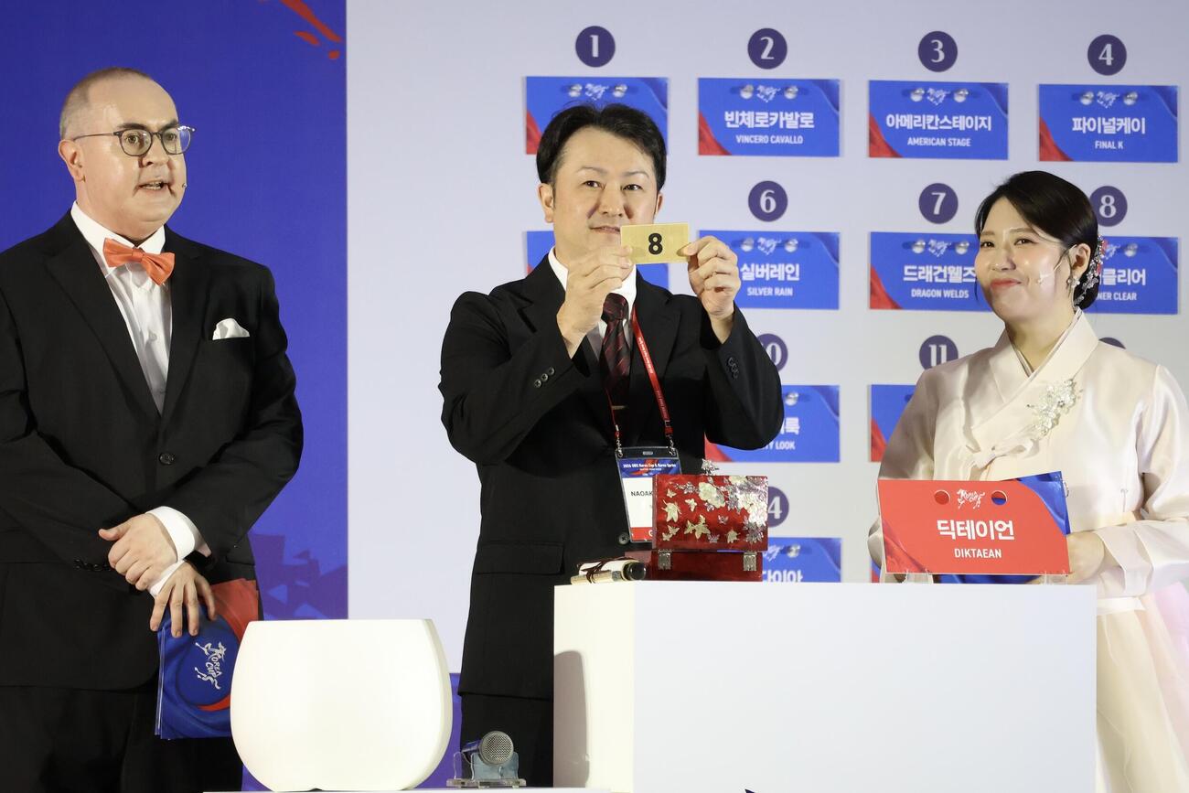 コリアCの枠順抽選で8番を引いたディクテオンの仁岸尚昌厩務員（中央）