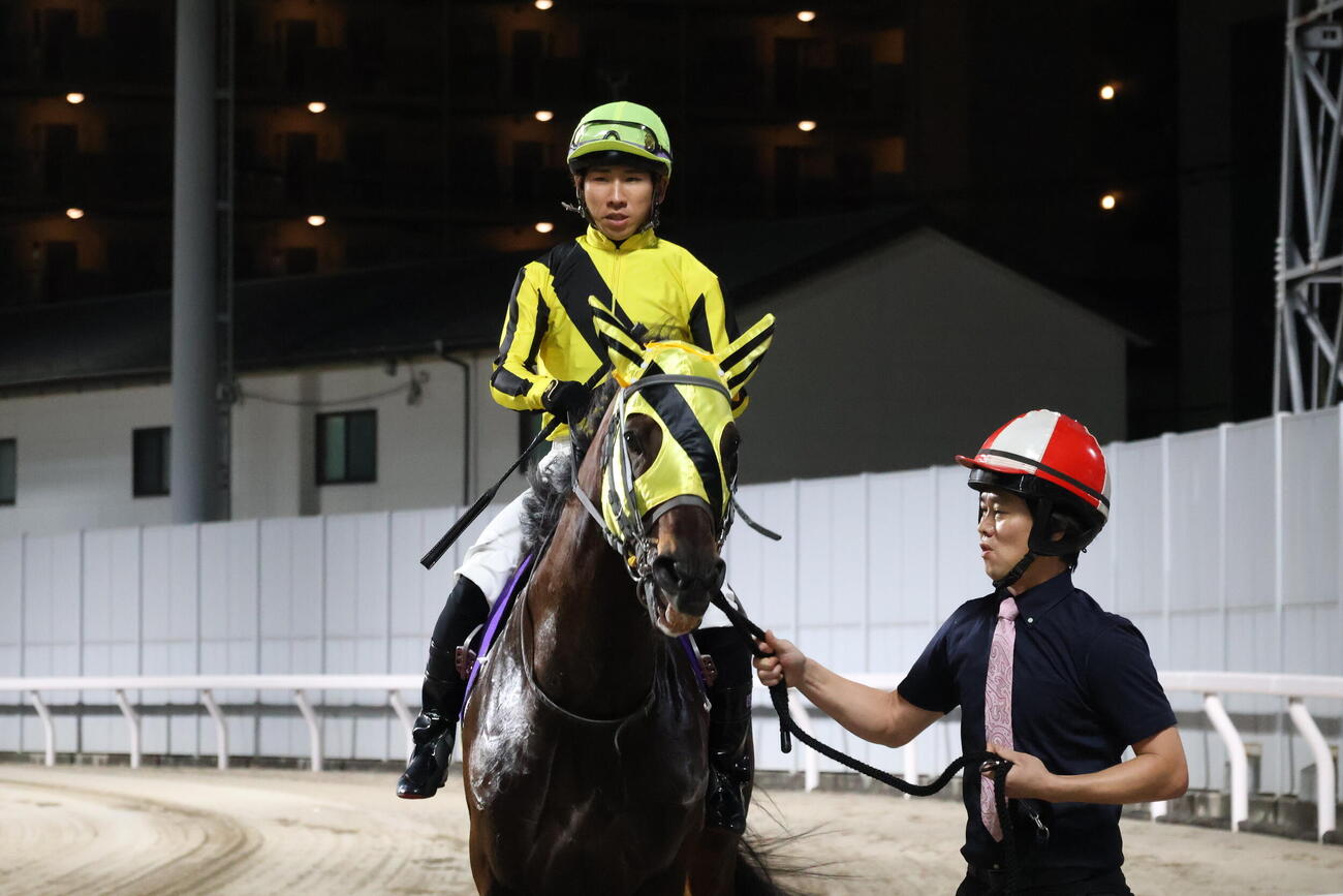 スパーキングサマーCで西啓太騎手とともに本馬場に入場するサヨノネイチヤと朴沢光厩務員