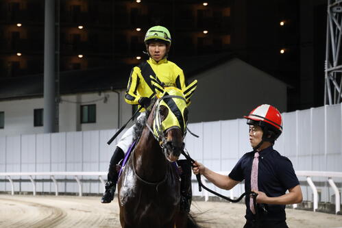 スパーキングサマーCで西啓太騎手とともに本馬場に入場するサヨノネイチヤと朴沢光厩務員