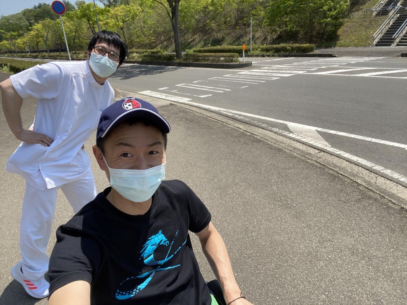 M・デムーロ騎手の帽子とルメール騎手のTシャツを身につけてリハビリに励む藤井騎手（本人提供）