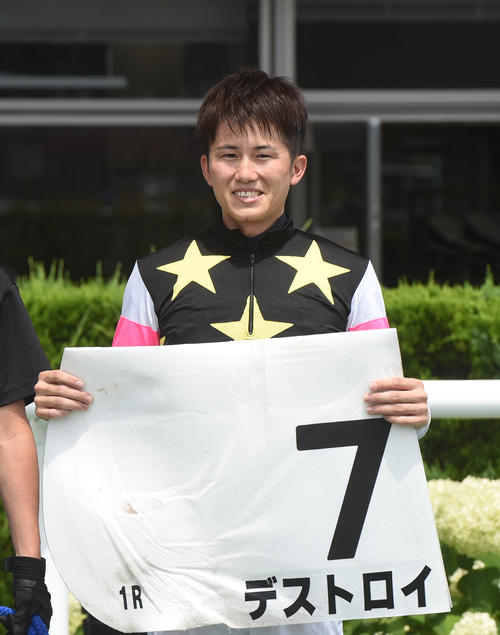 7月10日、福島1Rの障害未勝利戦をデストロイで勝ち笑顔をみせる小牧加騎手