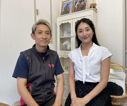 高橋康師（左）とミセスインターナショナルの世界大会に出場する妻・紘子さん