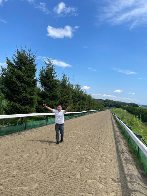 苦悶の表情を浮かべながらノーザンファーム天栄の坂路を上がりきった舟元記者