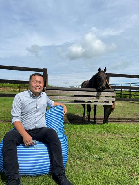 持参したビーズソファでくつろぐ舟元記者。後方はヒルノダムール