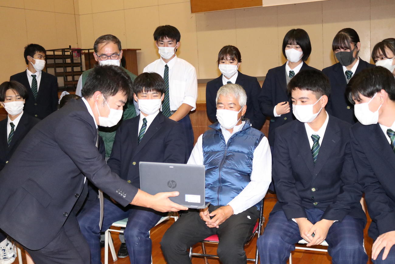 講義を終え、オンライン参加者と話をする藤沢元調教師（前列中央）