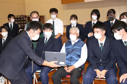 講義を終え、オンライン参加者と話をする藤沢元調教師（前列中央）