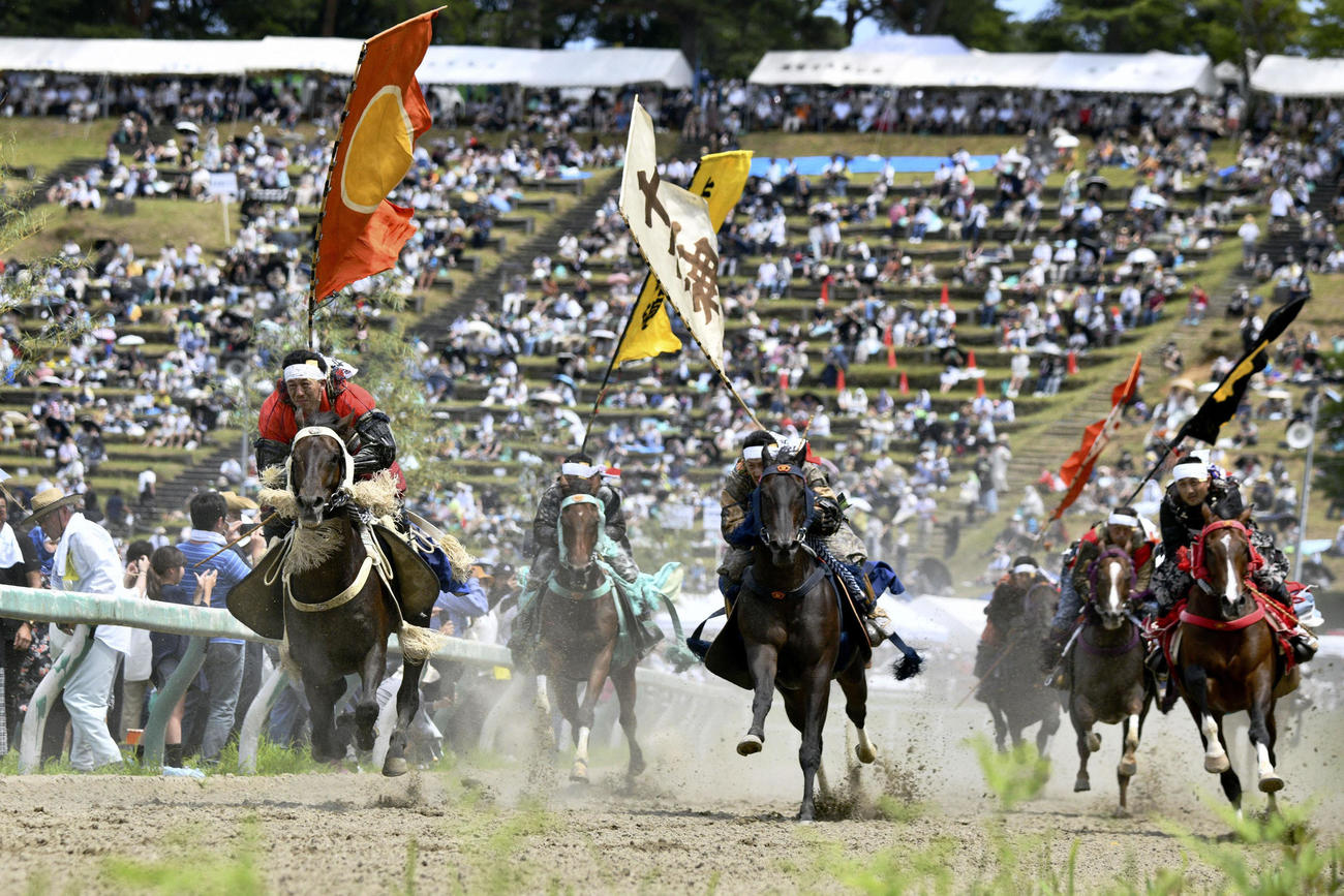 相馬野馬追の甲冑競馬で疾走する騎馬武者たち（共同）