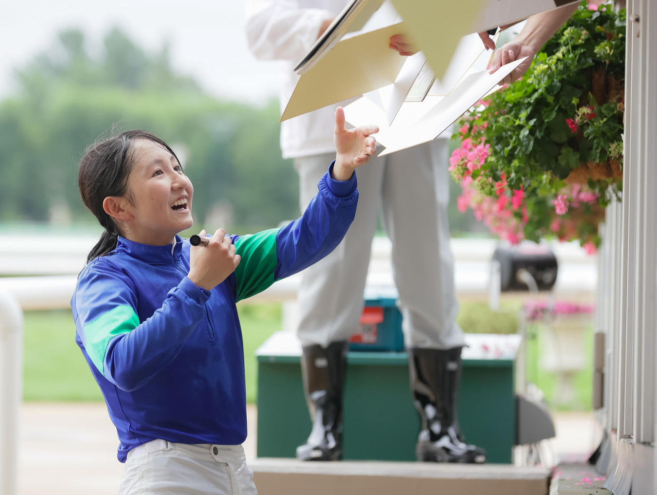 6日、札幌4Rで勝利しウイナーズサークルでファンにサインする古川奈騎手