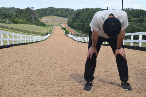 宮城・山元トレセンの坂路を走り終えた桑原記者