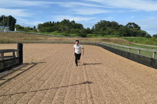 宮城・山元トレセンの坂路を勢いよくダッシュする桑原記者