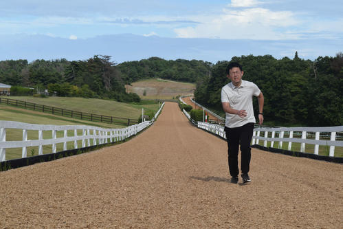 宮城・山元トレセンの坂路の急勾配を走る桑原記者