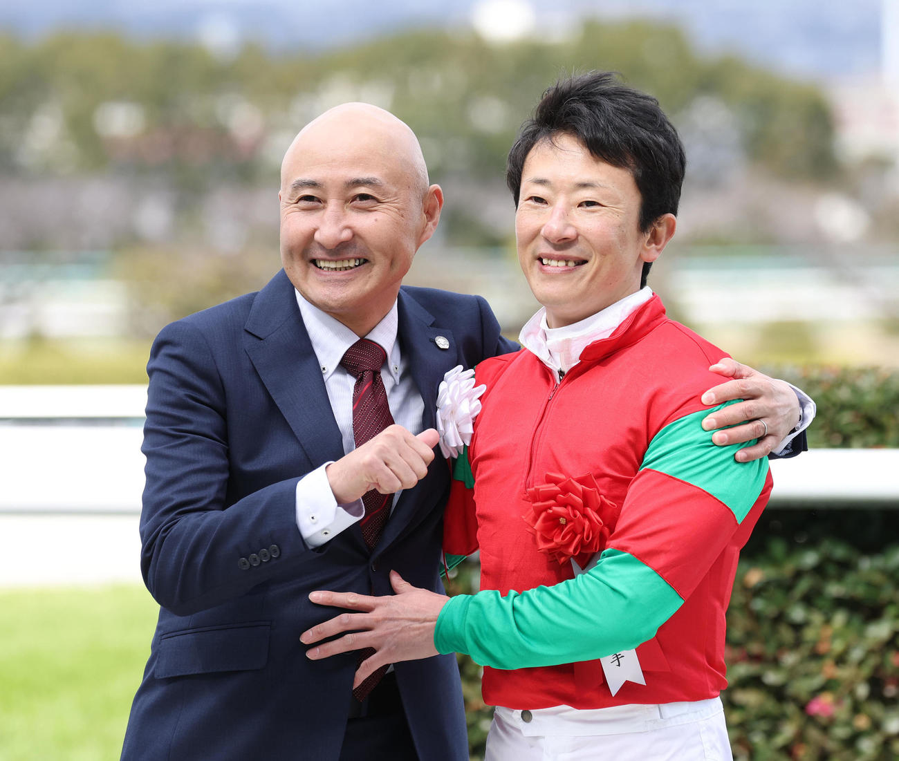 9日、阪神スプリングJを制し笑顔をみせる石神深騎手（右）、この日引退式のあった北沢騎手（左）がプレゼンターを務めた（撮影・白石智彦）