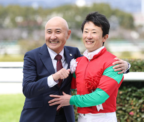 9日、阪神スプリングJを制し笑顔をみせる石神深騎手（右）、この日引退式のあった北沢騎手（左）がプレゼンターを務めた（撮影・白石智彦）