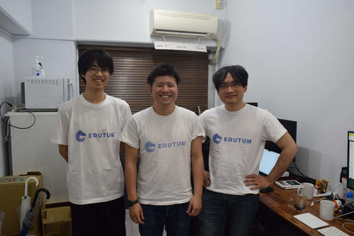 「EQUTUM（エクタム）」を開発する株式会社ABELのメンバー。中央は大島代表（撮影・桑原幹久）