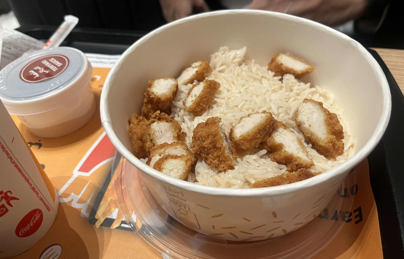 マクドナルドの「照り焼きチキンライス」。ソースはたこ焼き用に近い気も（撮影・桑原幹久）
