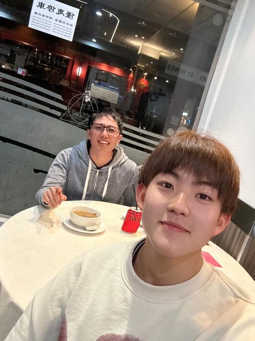 ニュージーランドでライセンスを持つ熊谷勇斗騎手（奥）と食事する大久保友雅騎手（本人提供）