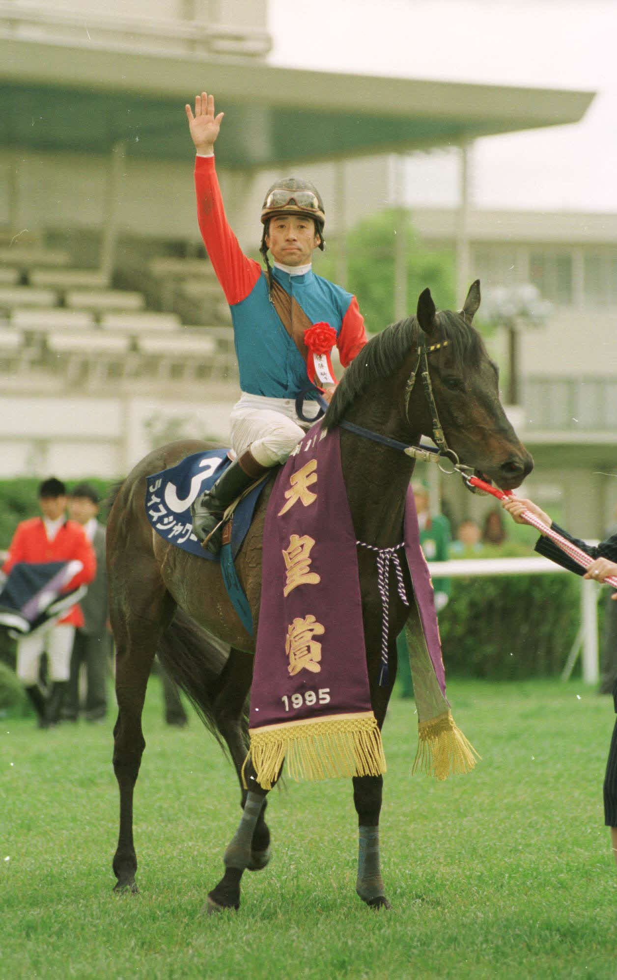 95年、天皇賞・春で優勝したライスシャワーと的場騎手