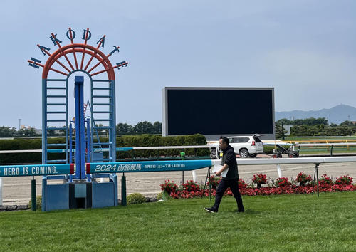 函館競馬場の芝コースを歩く舟元記者