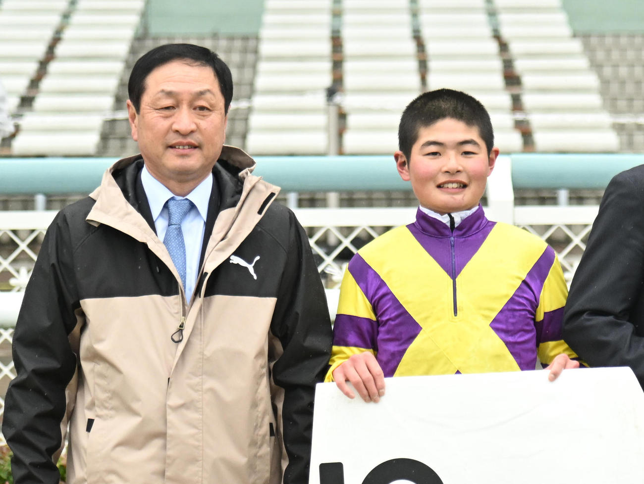 23年3月、JRA通算300勝を挙げた大橋師（左）とJRA初勝利の田口騎手