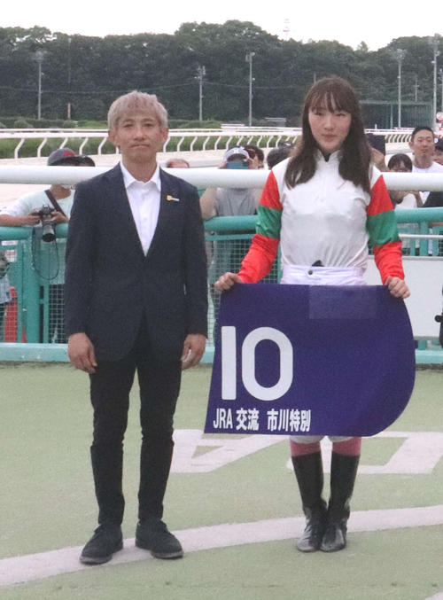 23年6月、園田8R市川特別を勝利した永島騎手(右)と師匠の高橋康師