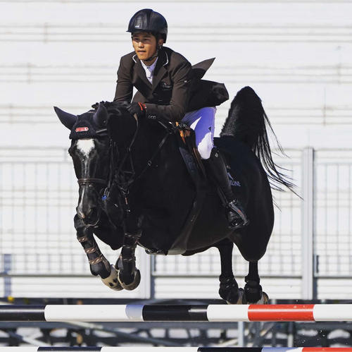 障害馬術で飛越を行う小牧加矢太騎手（本人提供）