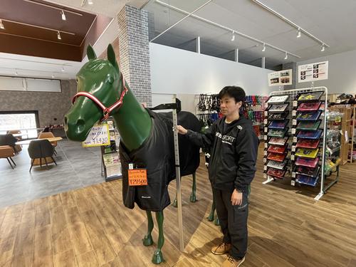 馬の測尺器、白井直樹店長に実演していただいた