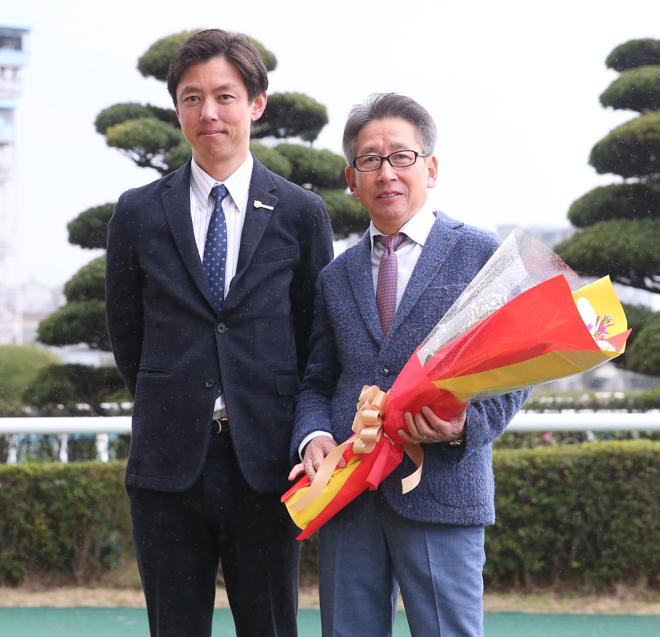 引退セレモニーで次男の安田翔師（左）と記念撮影に納まる安田隆師（2024年3月3日撮影）
