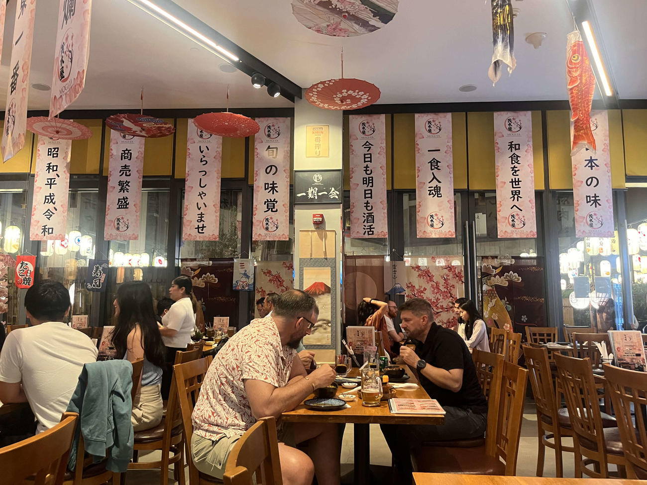 ドバイの日本食料理店の内観