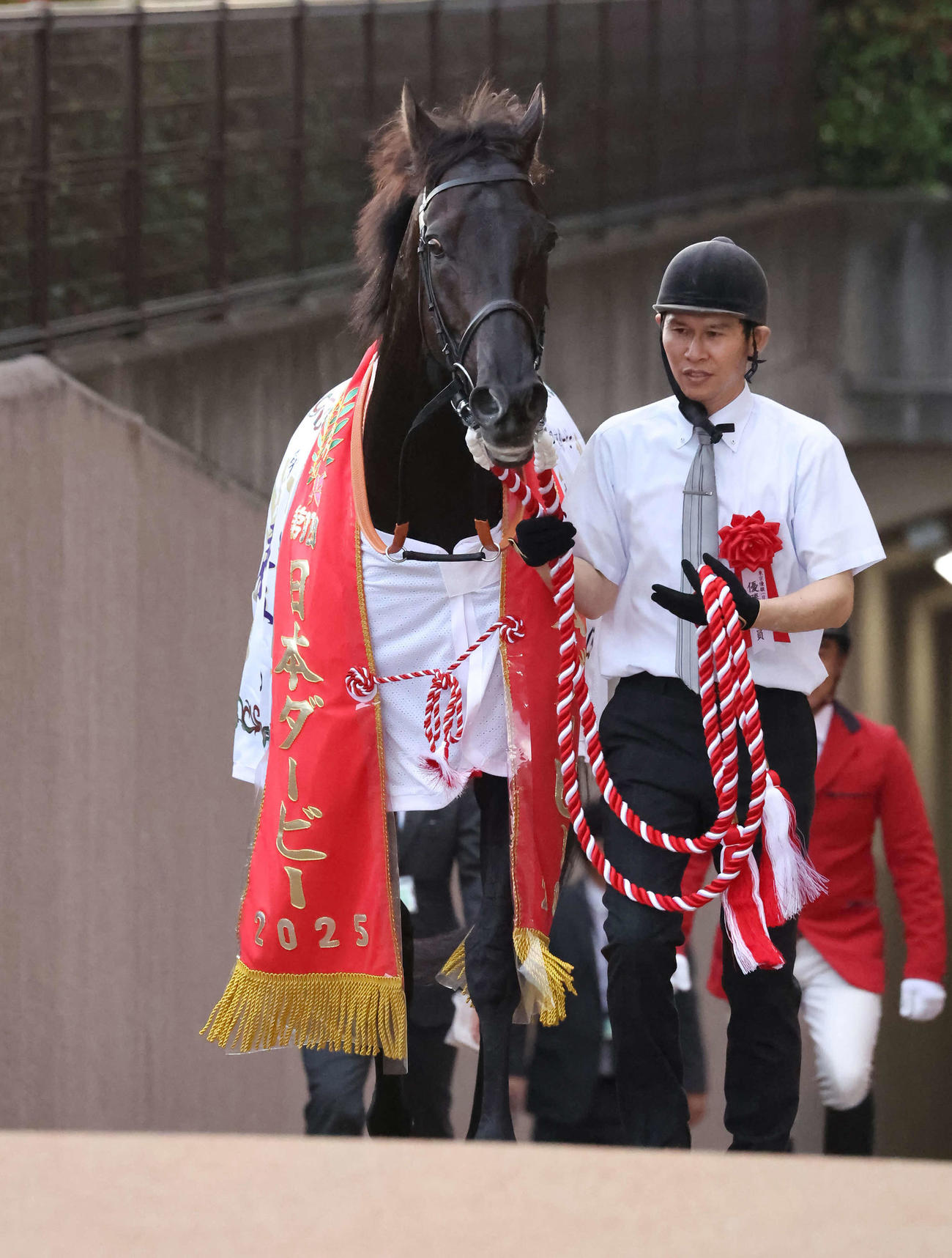 日本ダービーを制したクロワデュノールと担当者の間宮助手