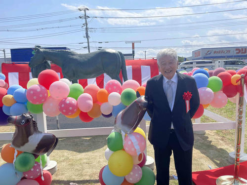 除幕された吉田善哉氏、ノーザンテーストの等身大像と記念撮影する吉田照哉氏