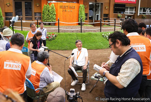 14日、セレクトセール初日を総括するノーザンファームの吉田勝己代表