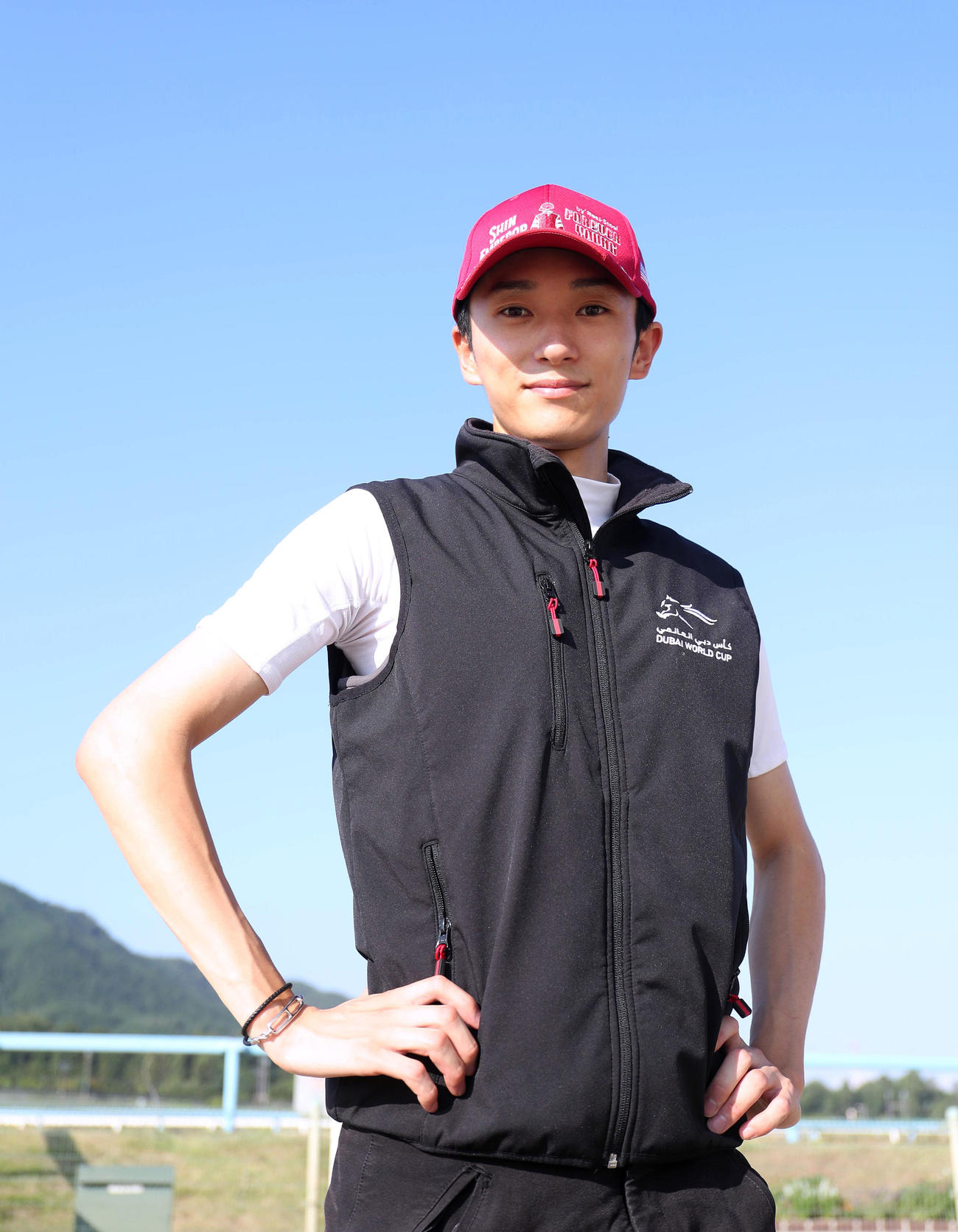 笑顔でポーズをとる坂井瑠星騎手（撮影・白石智彦）