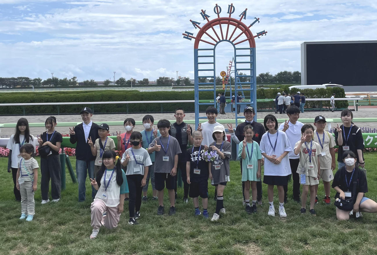 函館競馬場で行われたツアーに参加した騎手と子どもたち