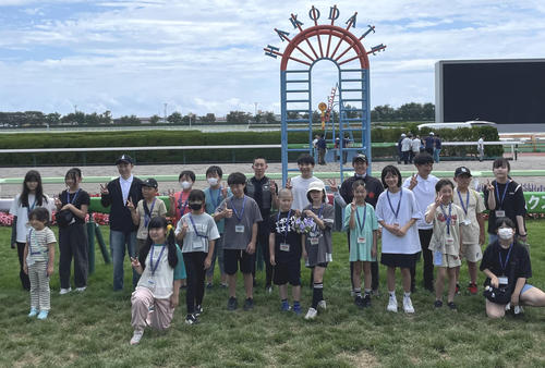函館競馬場で行われたツアーに参加した騎手と子どもたち
