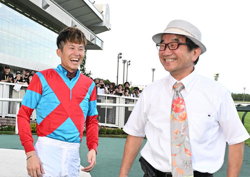 8月、新潟ジャンプSをインプレスで制し、佐々木調教師(右)と喜ぶ小牧騎手