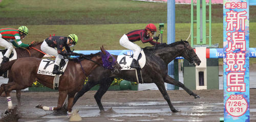 8月、3歳未勝利戦を制したシルバードンと石橋脩騎手(右)