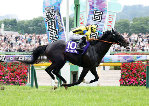 2025年安田記念　ジャンタルマンタルとガッツポーズする川田騎手