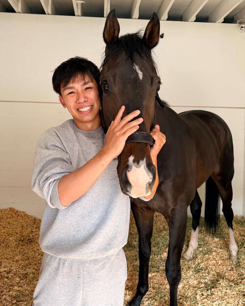 チャーチルダウンズ競馬場でワンダーディーンと写真に納まる中野助手（中野拓也助手提供）