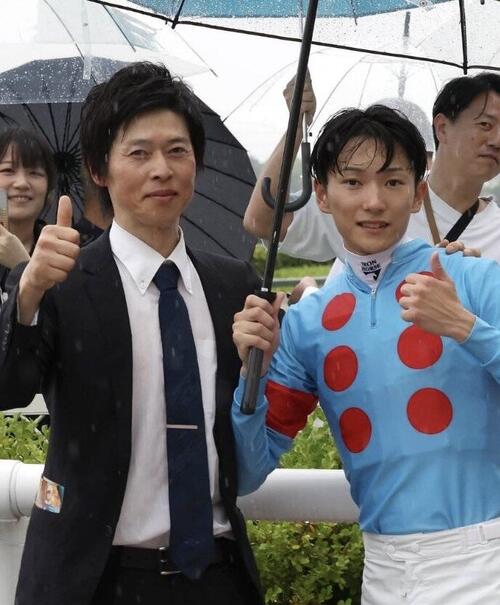 ダブルハートボンドで三宮Sを勝った坂井瑠星騎手（右）と谷口辰夫調教助手（谷口助手提供＝昨年6月撮影）