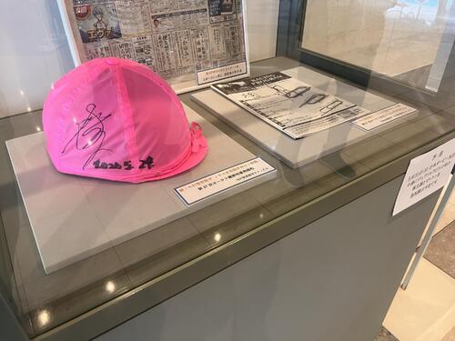 JRA競馬博物館の特別展「競馬と野球　記録と記録のスポーツ」で展示される、オークスで女性騎手初のG1制覇を果たした今村聖奈騎手のコーナー＝2026／05／31