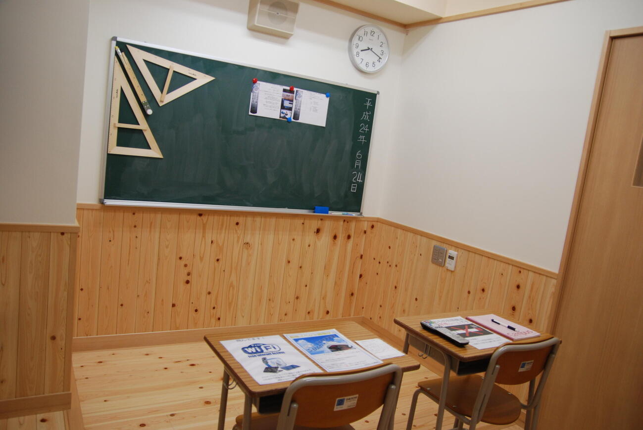 「学校の教室」をイメージした201号室（ホテルUs競馬場提供）
