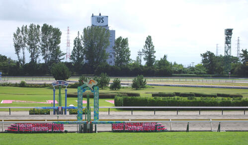 新潟競馬場ゴール板の向こう側に見える「ホテルUs競馬場」(撮影・奥岡幹浩)
