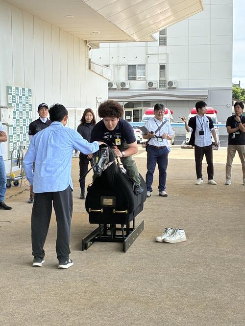 木馬にまたがり実際に追う深田雄智記者